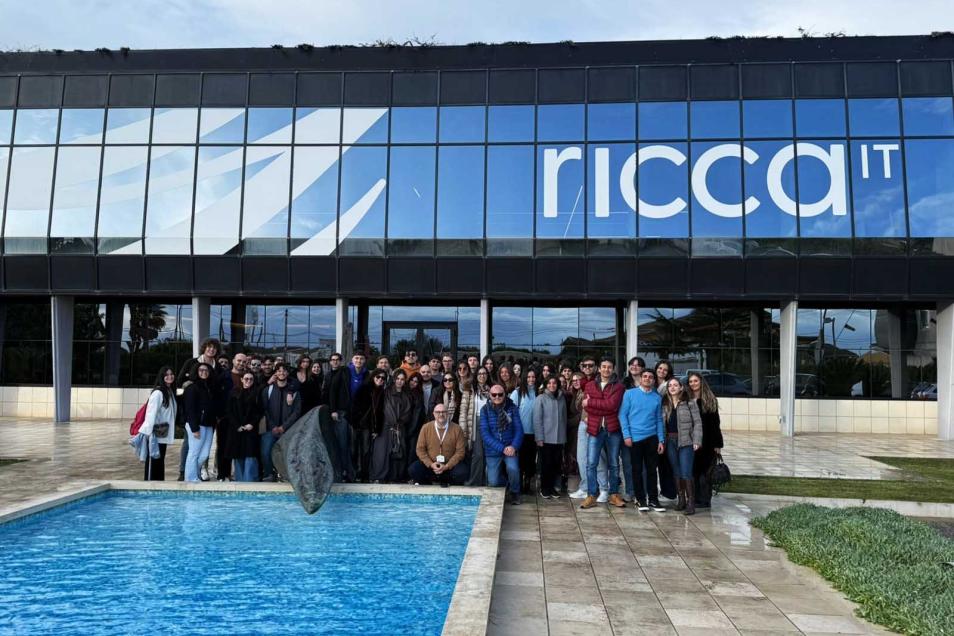 Studenti e studentesse davanti all'ingresso di Ricca It